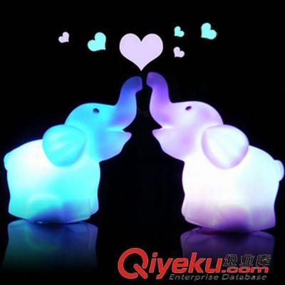 夏季夜市新風尚 七彩大象小夜燈與迷你手持扇的完美組合